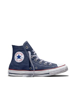 Baskets montantes Converse All Star bleu marine avec semelle en caoutchouc blanche, bande rouge, lacets blancs et logo circulaire sur le côté.