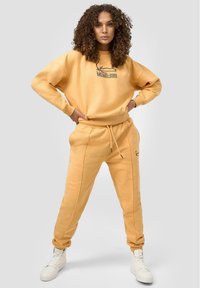 Karl Kani REGULAR FIT - Joggebukse - apricot