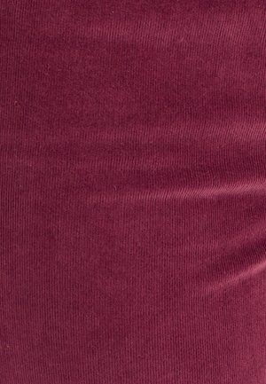 Tejido de canalé burdeos con líneas verticales, que presenta una textura suave. El material parece elástico y ligero, adecuado para diversos usos.