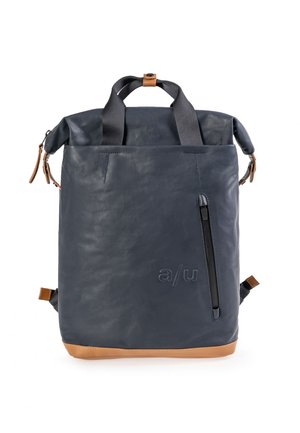 Dunkelblauer Rucksack mit glänzender Textur, braunen Akzenten, gerolltem Oberteil, seitlicher Reißverschlusstasche und eingraviertem Logo auf der Vorderseite. Verstellbare Träger.
