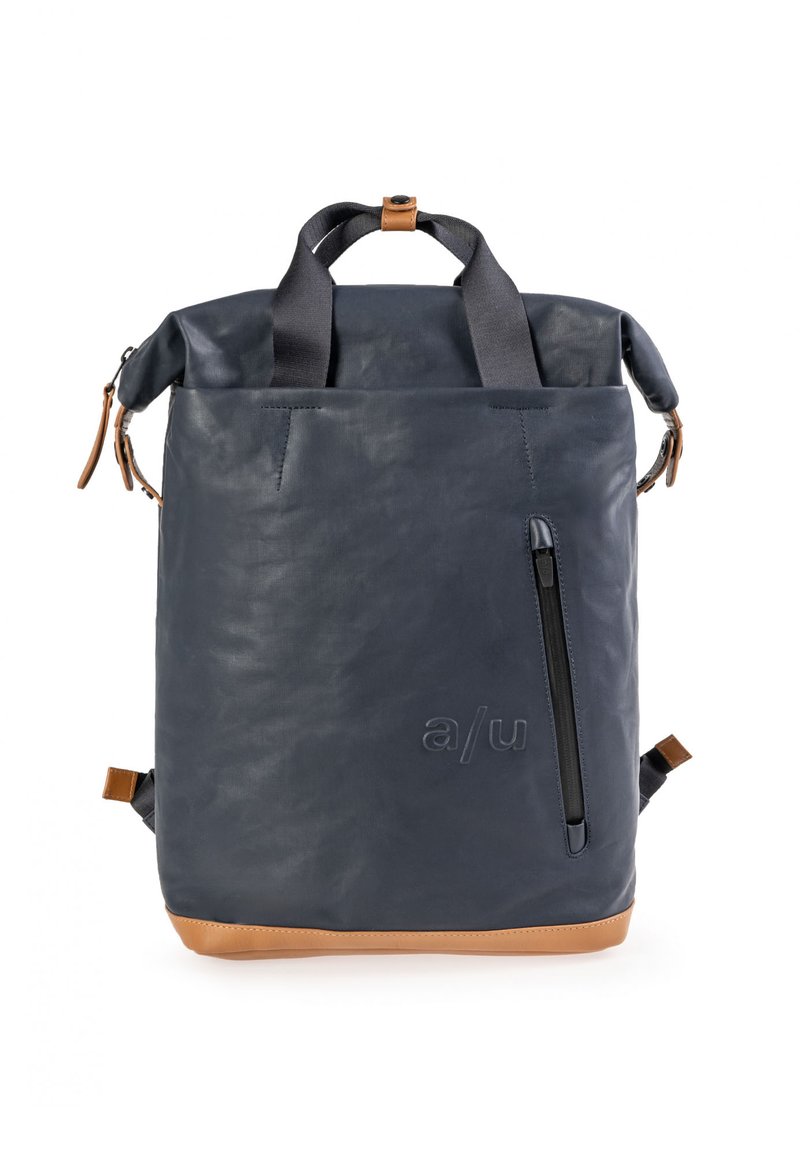 Zaino blu navy con texture lucida, dettagli in beige, cima arrotolata, tasca laterale con zip e logo impresso sul davanti. Spallacci regolabili.