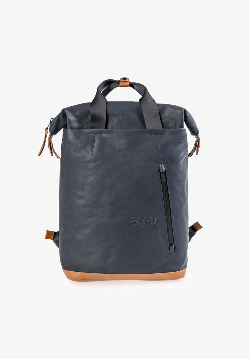 Zaino blu navy con texture lucida, dettagli in beige, cima arrotolata, tasca laterale con zip e logo impresso sul davanti. Spallacci regolabili.