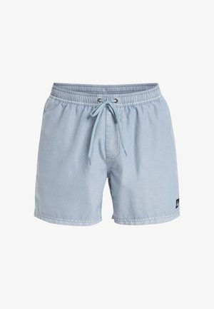 Jasnoniebieskie kąpielówki z elastycznym pasem, sznurkiem i kieszeniami bocznymi; gładka tekstura i metka z logo na dolnej stronie.