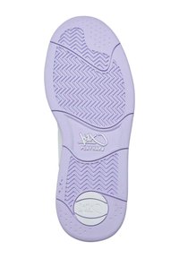 Suola delle scarpe in lavanda con modelli di presa testurizzati, caratterizzata da un logo circolare e l'iscrizione "PLAY HARD" in bianco. Materiale in gomma liscia.