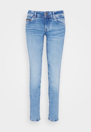 Jean en denim bleu clair avec une coupe ajustée, cinq poches, une fermeture à bouton à l'avant et un léger dégradé aux cuisses et aux genoux.