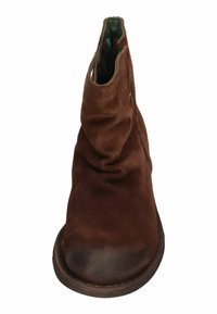 Braune Wildleder-Ankle Boots mit einem lässigen Design, runder Spitze und kontrastierender dunkler Sohle; strukturierte Oberseite und grüne Innenauskleidung.