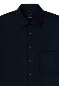 Marineblaues Hemd mit Knöpfen, das einen klassischen Kragen, sechs Knöpfe auf der Vorderseite und eine kleine Tasche auf der linken Brust hat. Weicher Stoff mit glatter Textur.