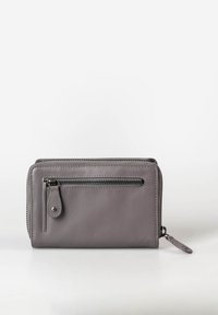 Portafoglio in pelle grigia con scomparto zip, texture liscia, forma rettangolare e un piccolo anello per attaccare charm o portachiavi.