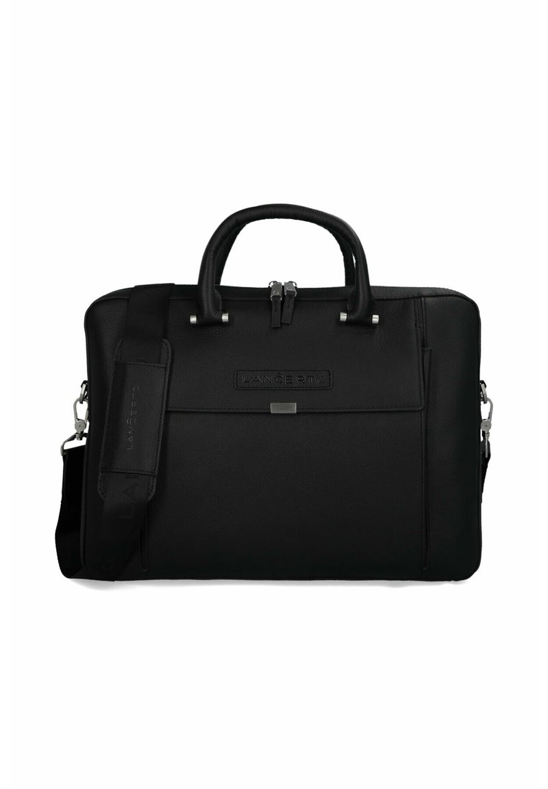 Czarna skórzana teczka z podwójnymi uchwytami u góry i regulowanym paskiem na ramię, z metalowymi elementami w kolorze srebrnym, z zamknięciem na zamek błyskawiczny oraz przednią kieszenią.