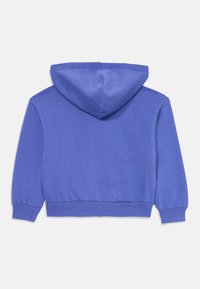 Felpa blu corta con maniche lunghe, polsini e vita a coste, mostrata da dietro su uno sfondo bianco.