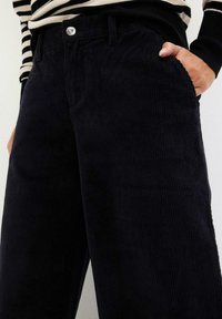 bonprix Pantaloni - black