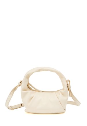 Pequeño bolso de mano de cuero color crema con asa fruncida y correa de hombro ajustable sobre fondo blanco.