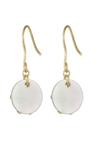 Boucles d'oreilles en métal doré avec des pendentifs ronds en disque semi-transparent blanc, ayant une surface lisse et une subtile iridescence.