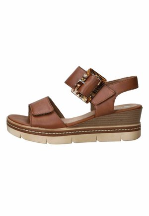 Bruine leren sleehak sandaal met verstelbare bandjes, een grote schildpad gesp en een stevige beige rubberen zool.