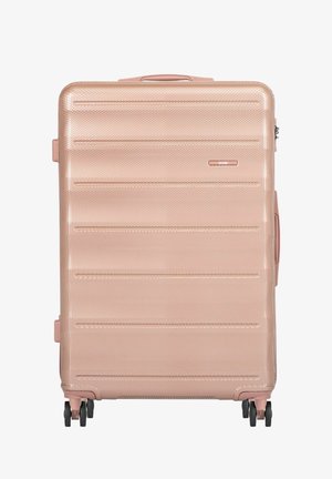 Twarda walizka w kolorze różowego złota z fakturowaną powierzchnią, poziomymi rowkami, teleskopową rączką oraz czterema podwójnymi kółkami obrotowymi.