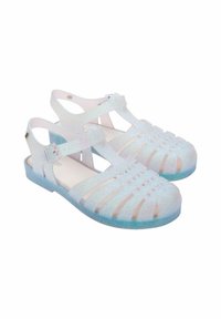 Przezroczyste, przezroczyste sandały o teksturowanej, brokatowej powierzchni. Posiadają szerokie krzyżujące się paseczki oraz zapięcie na klamrę. Gradientowa podeszwa przechodzi od niebieskiego do przezroczystego.