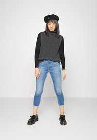 Vero Moda Petite VMPEACH - Calças de ganga de corte skinny - medium blue denim