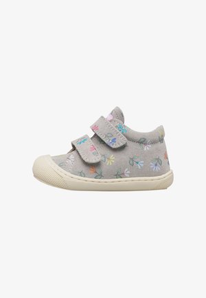 Chaussure pour tout-petit grise avec imprimé floral multicolore, deux bandes velcro et une semelle ainsi qu'un bout en caoutchouc texturé de couleur blanc cassé.