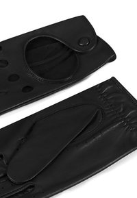 Melnas ādas cimdi ar caurumu detaļām, ar pogu aizdari un gludu virsmu. Iespējamie šuvju akcenti un bezpirkstu dizains.