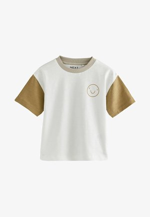 Krata kratkih rukava u bijeloj boji s svijetlosmešnim akcentima; sadrži jednostavnu smešnu izvezeno lice u smešnoj smeši na grudima; izrađena od pamučne mešavine.