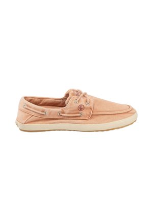 Mocasín de lona marrón claro con detalle de cordones, suela de goma y ojales metálicos redondos, mostrado de lado sobre fondo blanco.