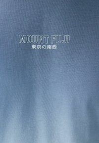 Lys blå T-shirt med en glat tekstur, der har teksten "MOUNT FUJI" og japanske tegn i hvidt, centreret på brystet.