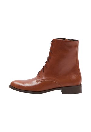 Bottine en cuir marron avec un bout rond, des coutures discrètes et un laçage à œillets ; présente un petit talon empilé et une texture lisse.