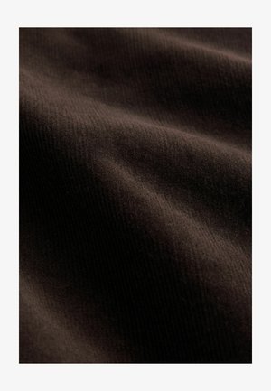 Dunkelbrauner Stoff mit glatter Oberfläche, der feine Rillen und Wellen aufweist und so Tiefe und Dimension in das Material bringt.