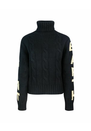 Zwarte kabelgebreide coltrui met geribde manchetten en zoom, met crème blokletters op beide mouwen.