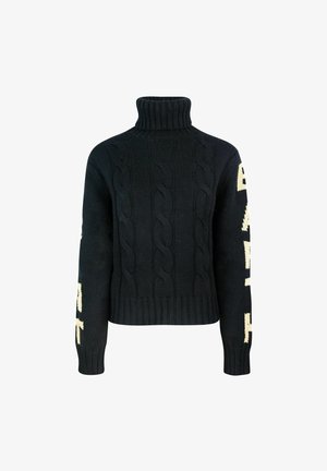 Pull à col roulé en maille torsadée noire avec poignets et ourlet côtelés, présentant des lettres blanches en blocs sur les deux manches.