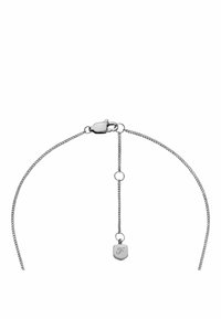 Bracciale in argento con chiusura a molla, dotato di un ciondolo a goccia con logo. Texture liscia, design minimalista.