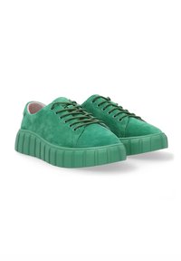 Grüne Wildledersneaker mit einer dicken, strukturierten Gummisohle und passenden Schnürsenkeln. Abgerundete Zehenpartie und minimalistische Nähdetails.