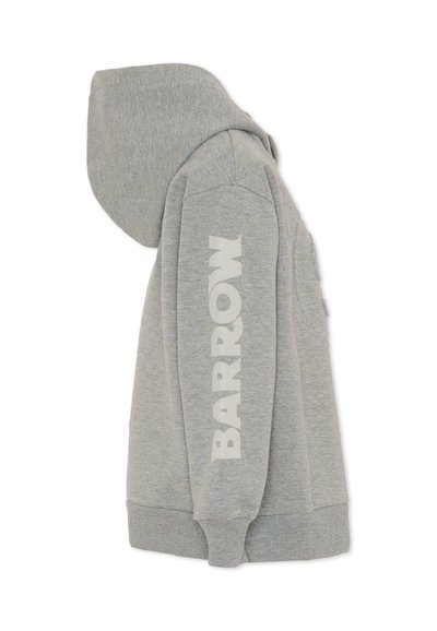 Felpa grigia con cappuccio, vista laterale, con grande stampa "BARROW" in bianco sulla manica e polsini a costine sul fondo.