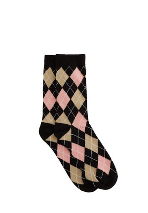 Paire de chaussettes noires avec motif losanges argyle beige et rose et lignes croisées blanches.