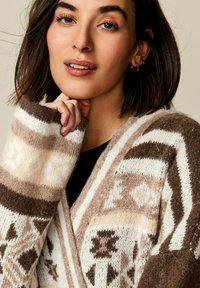 Next PATTERN - Neuletakki - brown neutral