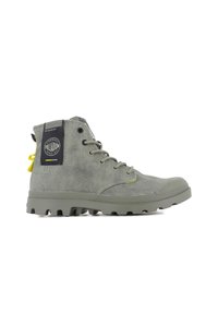 Grau hochgeschnittener Stiefel aus strukturiertem Stoff, mit Gummisohle, Schnürdesign und gelbem Akzent-Tag. Schlaufe an der Ferse für einfaches Anziehen.