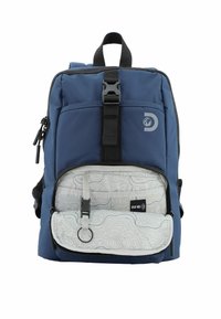 Zaino blu navy con pannello posteriore imbottito, maniglia superiore e tasca frontale con zip che presenta un motivo topografico bianco. Inclusa etichetta di protezione RFID.