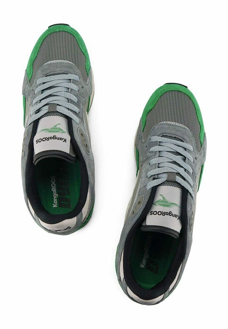 Grijze en groene sport sneakers van mesh en suède materialen, met een gepolsterde tong, grijze veters en een logo op de tong.