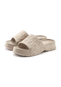 Beige Rutsch-Sandalen mit einem strukturierten Diamantmuster, offener Zehenpartie und einer dicken Sohle. Hergestellt aus flexiblem Material, das für die Freizeit geeignet ist.