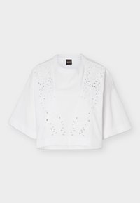 Λευκή κοντομάνικη κορυφή cropped με φαρδιά μανίκια και λουλουδάτη κεντητή δαντέλα στο μπροστινό μέρος, κρεμασμένη σε απλό φόντο.