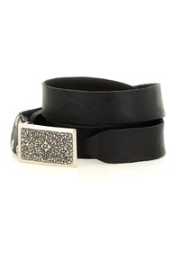 Cintura in pelle nera con una fibbia rettangolare argento texturizzata che presenta motivi floreali. Finitura liscia, design flessibile e lunghezza regolabile.