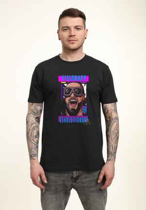 Zwart T-shirt met een kleurrijke afbeelding waarop de woorden "VISIONAIR" en "REVOLUTIONAIR" rondom een geïllustreerd gezicht met een zonnebril staan.