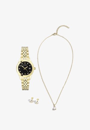 Montre dorée avec cadran noir, accents en cristal, bracelet à maillons ; collier doré assorti avec un pendentif rond ; boucles d'oreilles dorées en forme de clou.