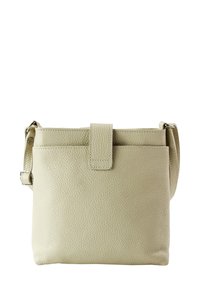 Sac à main en cuir gris clair avec une finition texturée, de forme rectangulaire, fermeture à rabat supérieur et une sangle réglable. Design simple et compact.