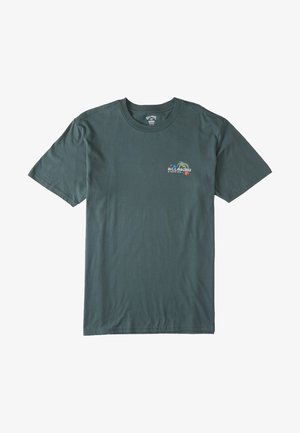 Camiseta de algodón verde oscuro de manga corta, con un logo colorido en el pecho que lleva el texto "BILLABONG" y elementos gráficos tropicales.