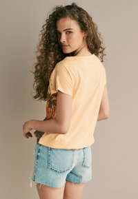 Next V-NECK BUBBLE HEM - REGULAR FIT - T-Shirt print - orange scenic print