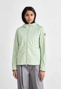 Világos zöld kapucnis dzseki elől cipzárral, oldalsó zsebekkel és logóval ellátott folttal az ujjon. Puha, sima anyag, testre szabott kialakítással.