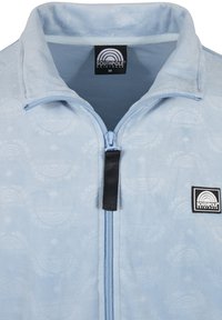 Světlé modré fleecové zipové sako s vyvýšeným vzorem; má černý zip a logo na levé straně hrudi.