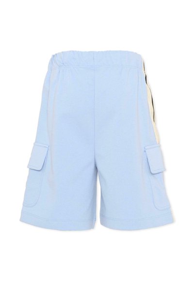 Shorts décontractés bleu clair avec ceinture élastique et poches cargo des deux côtés, avec des bandes latérales crème et noires.