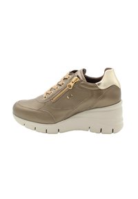 Baskets en cuir beige avec un talon surélevé, accent de fermeture éclair dorée, couture décorative et lacets beige clair. Texture lisse avec une semelle rembourrée.